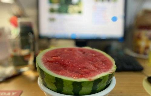 吃瓜吃出儿时的味道,吃瓜解锁儿时甜蜜记忆