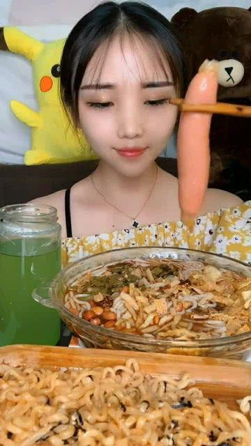 吃瓜吃出儿时的味道,吃瓜解锁儿时甜蜜记忆