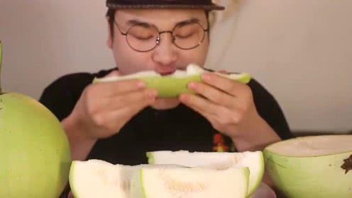 胖哥吃葫芦蜜瓜,甜蜜滋味尽在口中