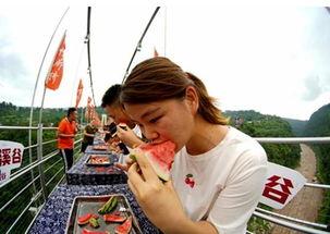 众人围观吃瓜,揭秘网络围观现象背后的社会心理